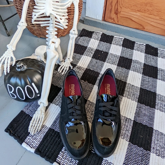 Munro Patent/Suede Shoes - Picture 2 of 7